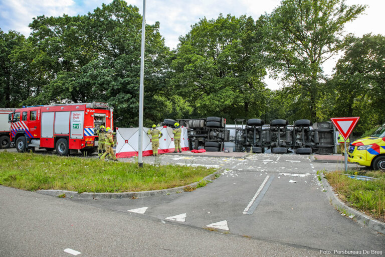 Dode en vier gewonden bij zwaar ongeval in Uddel: vrachtwagen kantelt bovenop bestelbus
