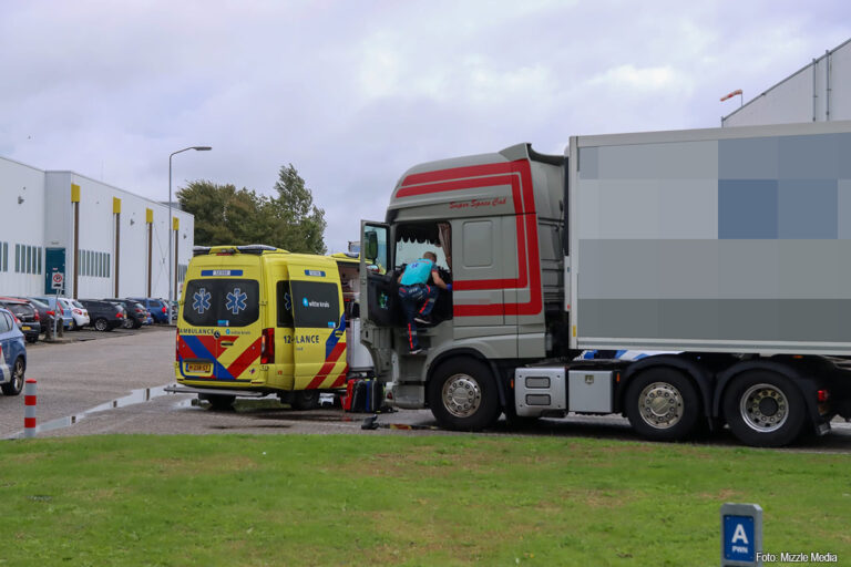 Vrachtwagenchauffeur ernstig gewond na val uit vrachtwagen in Velsen-Noord