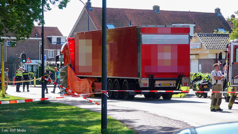 Fietsster overleden na aanrijding met vrachtwagen in Volendam