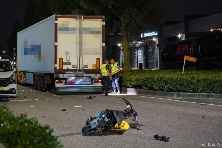 Twee zwaargewonden na aanrijding vrachtwagen en scooter in Alblasserdam