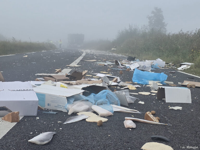 Aanrijding met twee vrachtwagens zorgt voor ravage op de N762 [+foto’s]