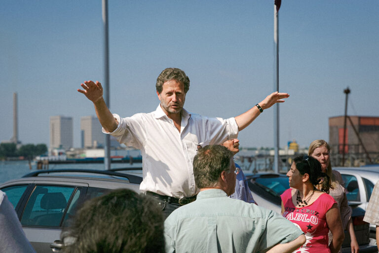 Cor van Asch ontvangt Sleepanker voor zijn bijdrage aan de ontwikkeling van RDM en de haven van Rotterdam