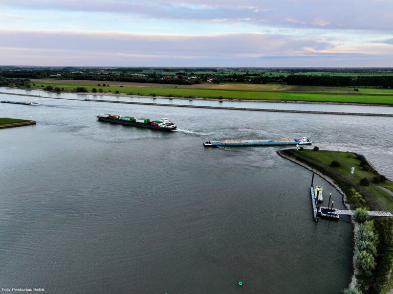 Scheepvaart verkeer gestremd in monding Waal met Amsterdam-Rijnkanaal in Tiel