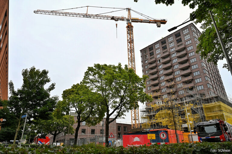 Man stort 60 meter naar beneden met lift in torenhijskraan in Tilburg