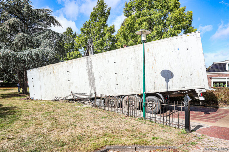 Trailer losgeschoten van trekker in Sint Nicolaasga [+foto’s]