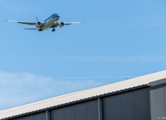 Vliegtuig vliegt over dak