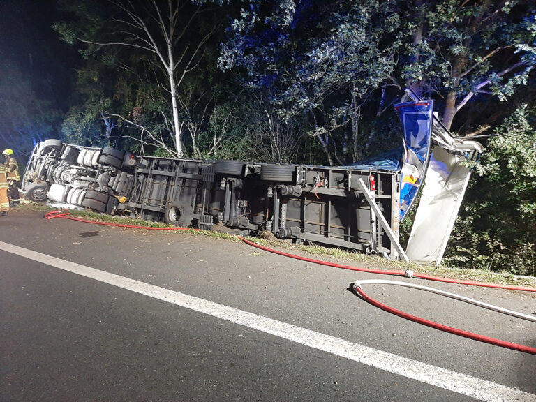 Vrachtwagen gekanteld op Duitse A7: chauffeur reed onder invloed