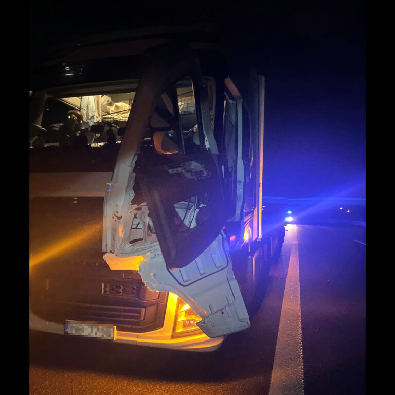 Bestelbus rijdt deur uit vrachtwagen op Duitse A30: chauffeur zwaargewond [+foto’s]