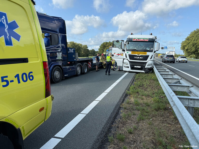 Vrachtwagen in de vangrail langs A1, nadat chauffeur onwel werd [+foto’s]