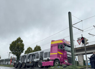 Aanrijding tram en vrachtwagen in Neuss