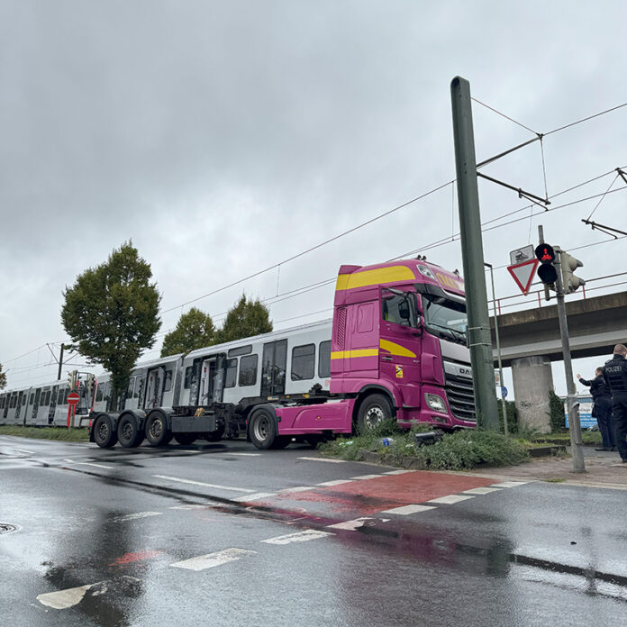 Aanrijding tram en vrachtwagen in Neuss