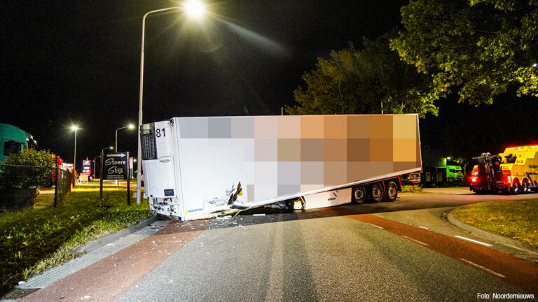 Oplegger schiet los van vrachtwagen in Nieuw-Amsterdam