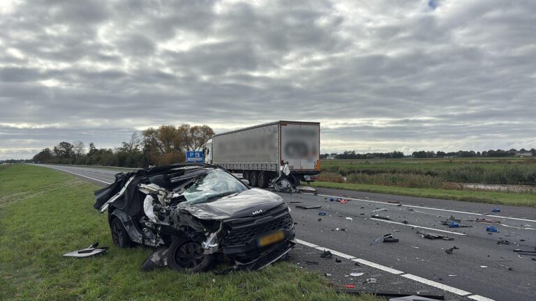 Ernstige aanrijding tussen auto en vrachtwagen op A6