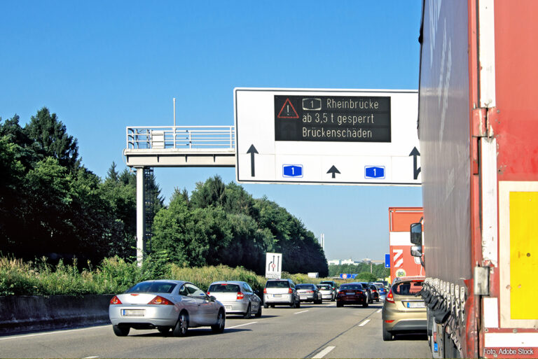 Zwaartransport beschadigt twee bruggen op Duitse A1, files tot tien kilometer