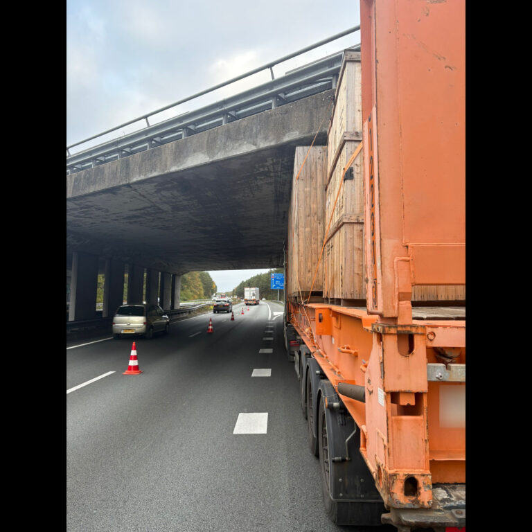 Vrachtwagen vast onder viaduct A4 bij Bergen op Zoom-Zuid
