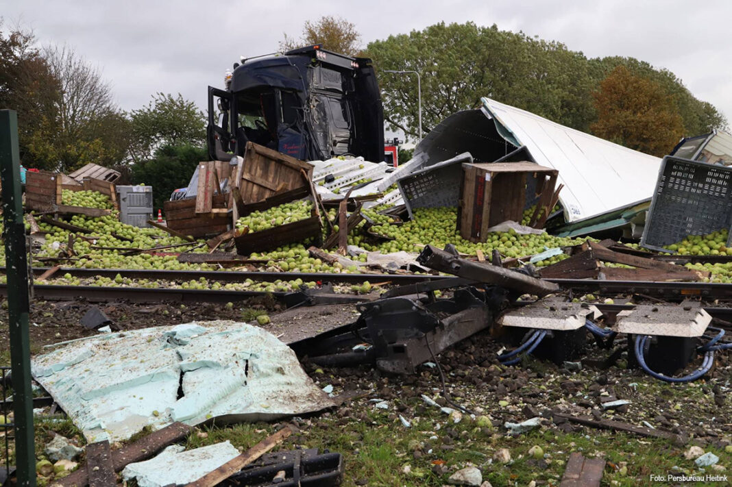 Aanrijding-Trein-Vrachtwagen-Meteren-01