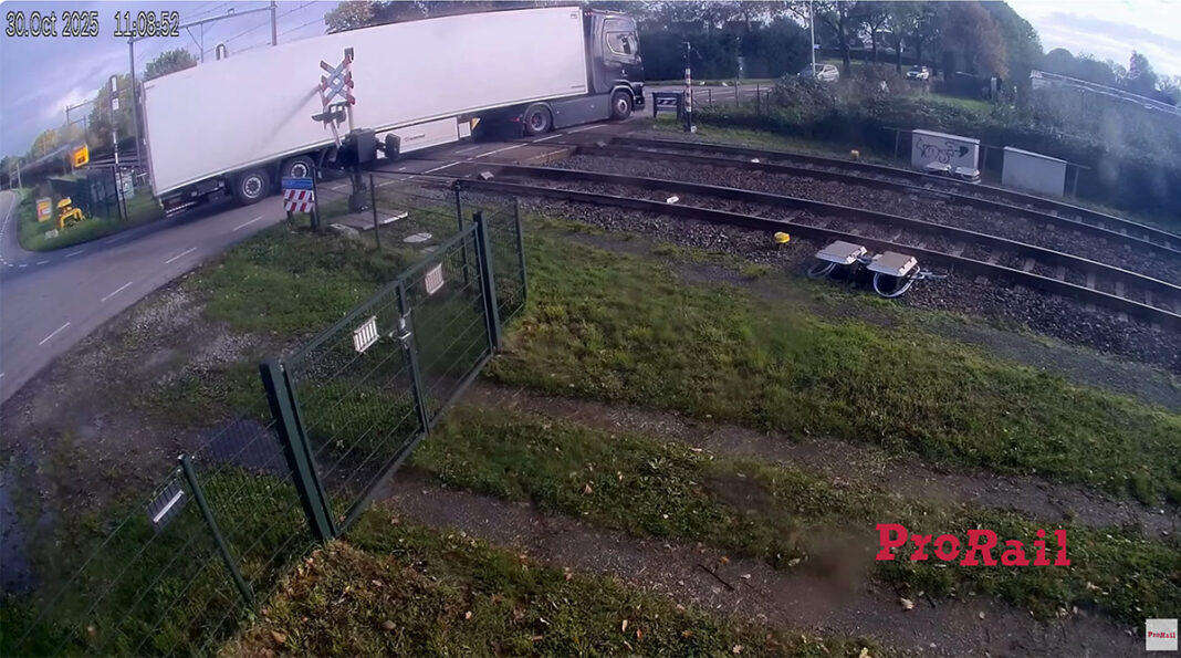 Aanrijding-Trein-Vrachtwagen-Meteren