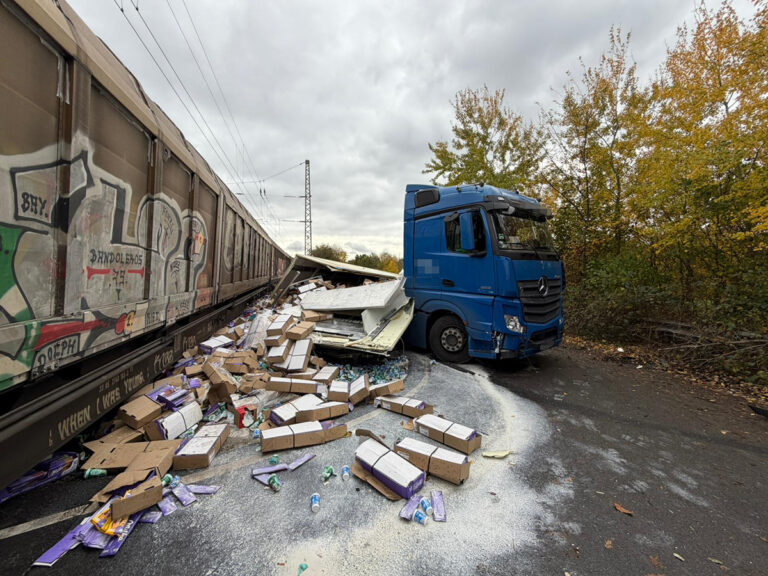 Treinongeval in Duitsland: vrachtwagen met zuivel geraakt bij overweg [+foto’s]