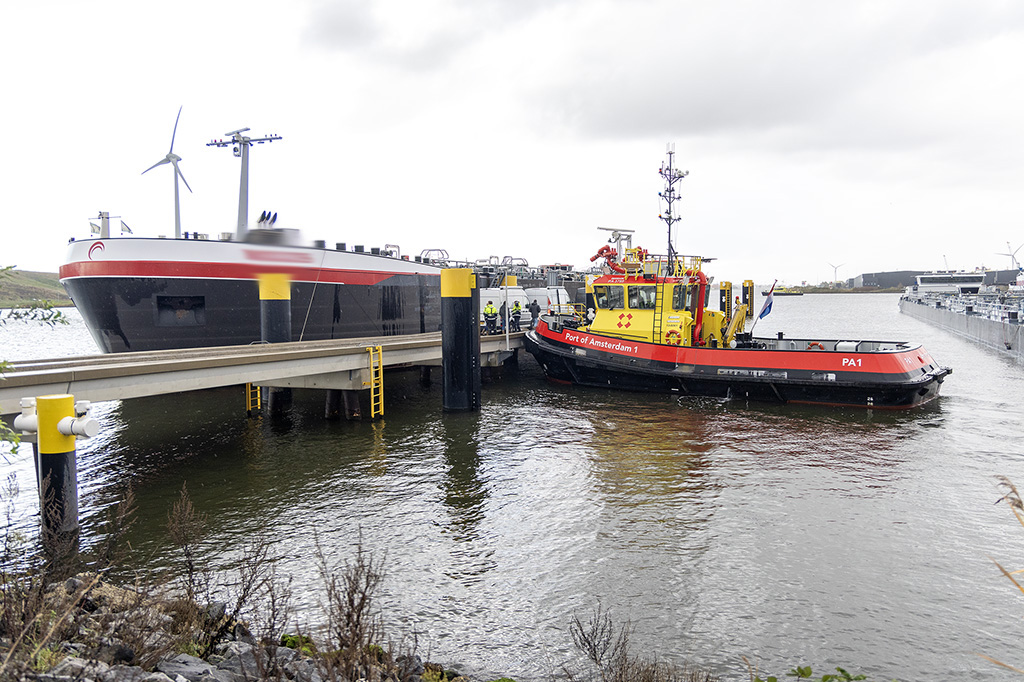 Zoektocht naar vermisten na aanvaring in haven Amsterdam hervat