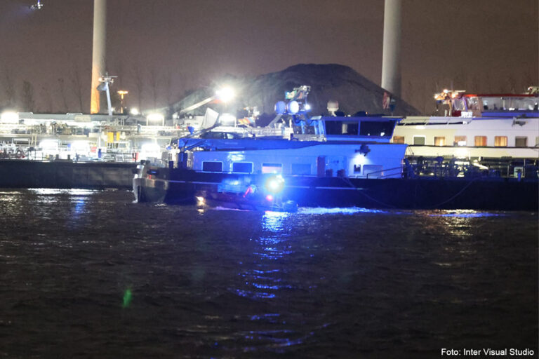 Boot met twee opvarenden gezonken door aanvaring met binnenvaartschip bij Amsterdam [+foto’s]