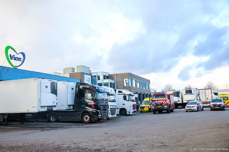 Gewonde bij bedrijfsongeval Vion Apeldoorn, vrachtwagens kunnen niet laden en lossen