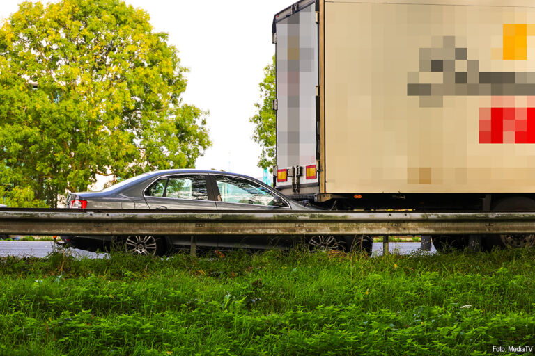 Auto rijdt achter onder vrachtwagen op A20