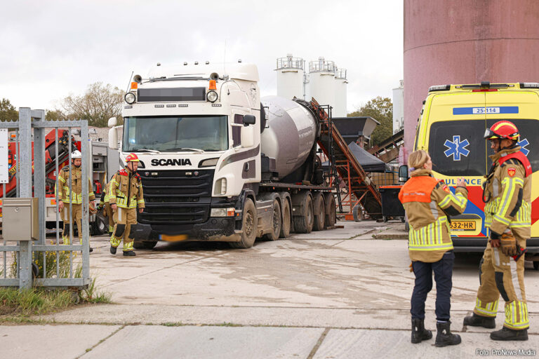 Man komt met hand bekneld te zitten in betonmixer