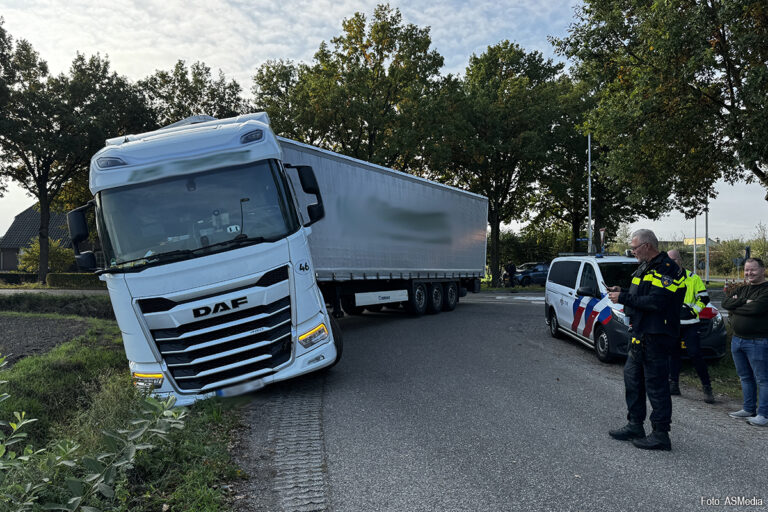 Vrachtwagen vast in berm in Gemert [+foto’s]
