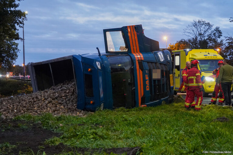 Vrachtwagen met suikerbieten gekanteld op A7 [+foto’s]