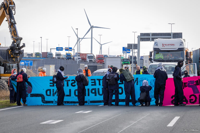 Blokkade RWG-terminal loopt uit de hand: spanning tussen actievoerders en chauffeurs [+foto’s]
