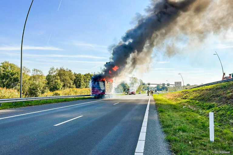 Vrachtwagen aanhanger met sloopauto’s in de brand op A50