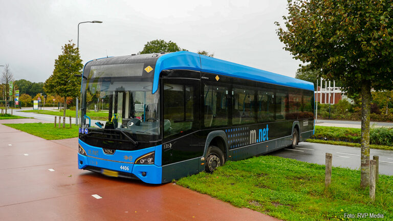 Bus probeert te keren en komt midden op de weg vast te staan [+foto’s]