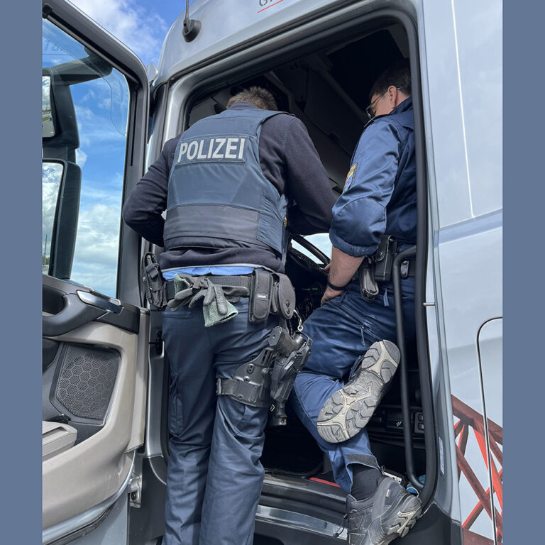 Duitse politie legt negen vrachtwagens stil bij grootschalige controle op A67