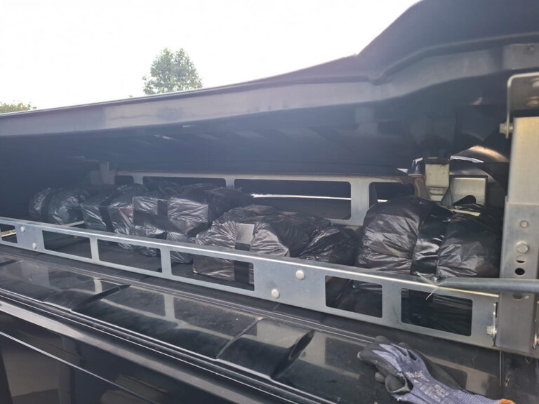 Douane vindt 16.000 sigaretten onder dakspoiler vrachtwagen onderweg naar Ierland [+foto’s]