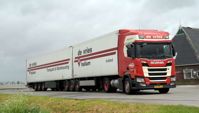 Internationaal Transportbedrijf De Vries & Zn. uit Hallum viert 100-jarig bestaan met open dag