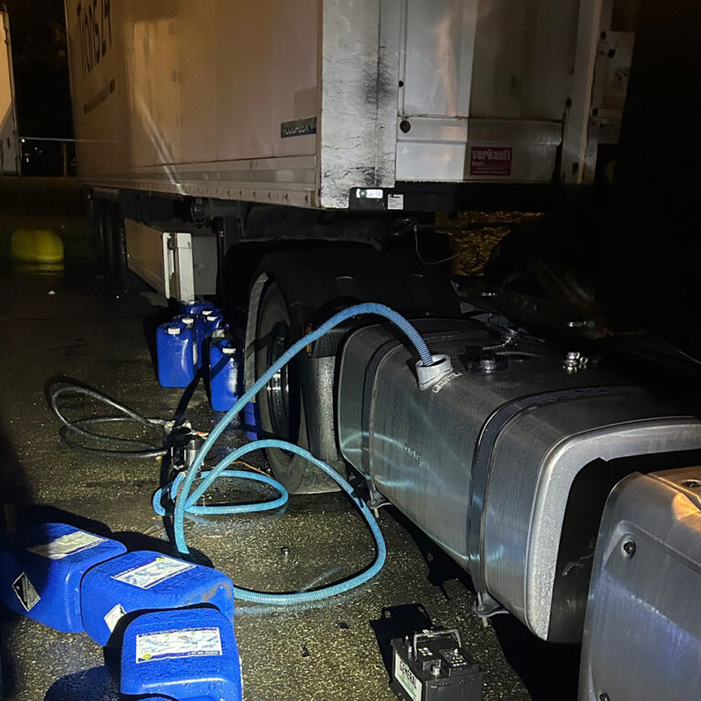 Diesel gestolen uit meerdere vrachtwagens in Rotterdam