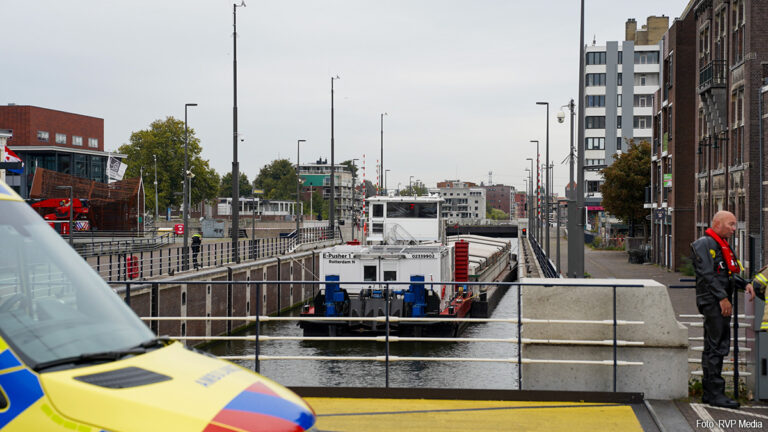 Duikers halen drenkeling uit sluis nadat deze op schip probeert te klimmen [+foto’s]
