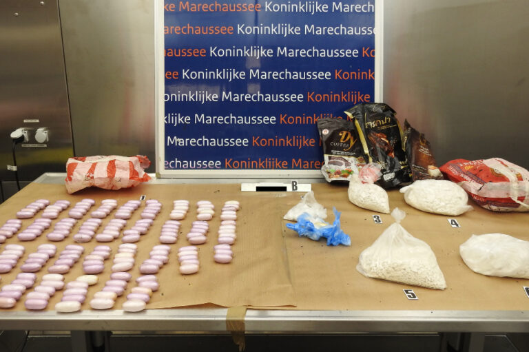 Man aangehouden voor drugssmokkel via Schiphol; tientallen kilo’s drugs in beslag genomen