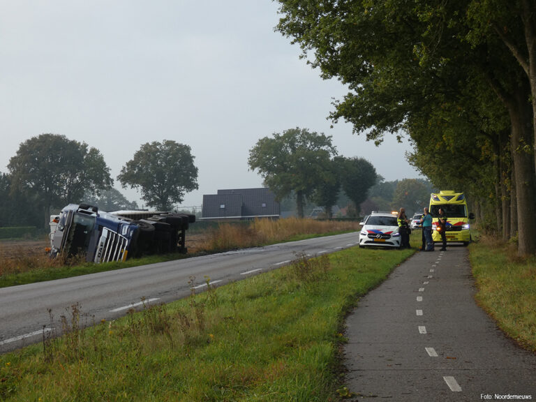 Vrachtwagen met suikerbieten gekanteld in Hooghalen