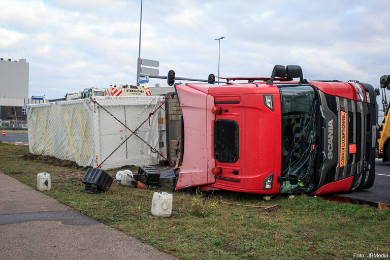 Vrachtwagen met lithium-ion-batterijen kantelt op Maasvlakte