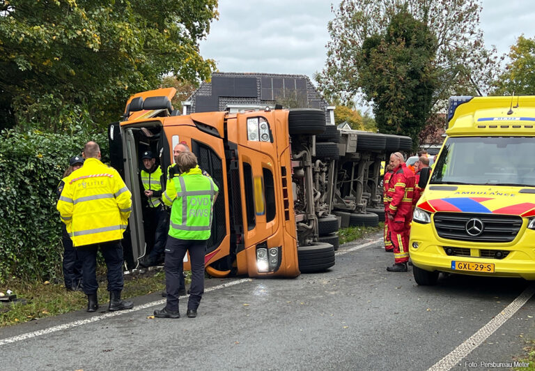 Vrachtwagen met suikerbieten gekanteld op N370 [+foto’s]