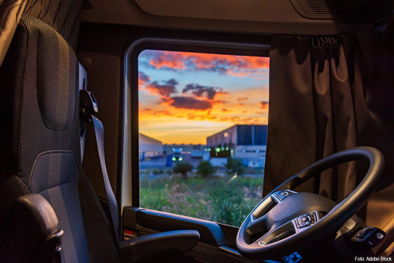 Boete voor vrachtwagenchauffeur wegens gordijnen voor zijruit deels verminderd