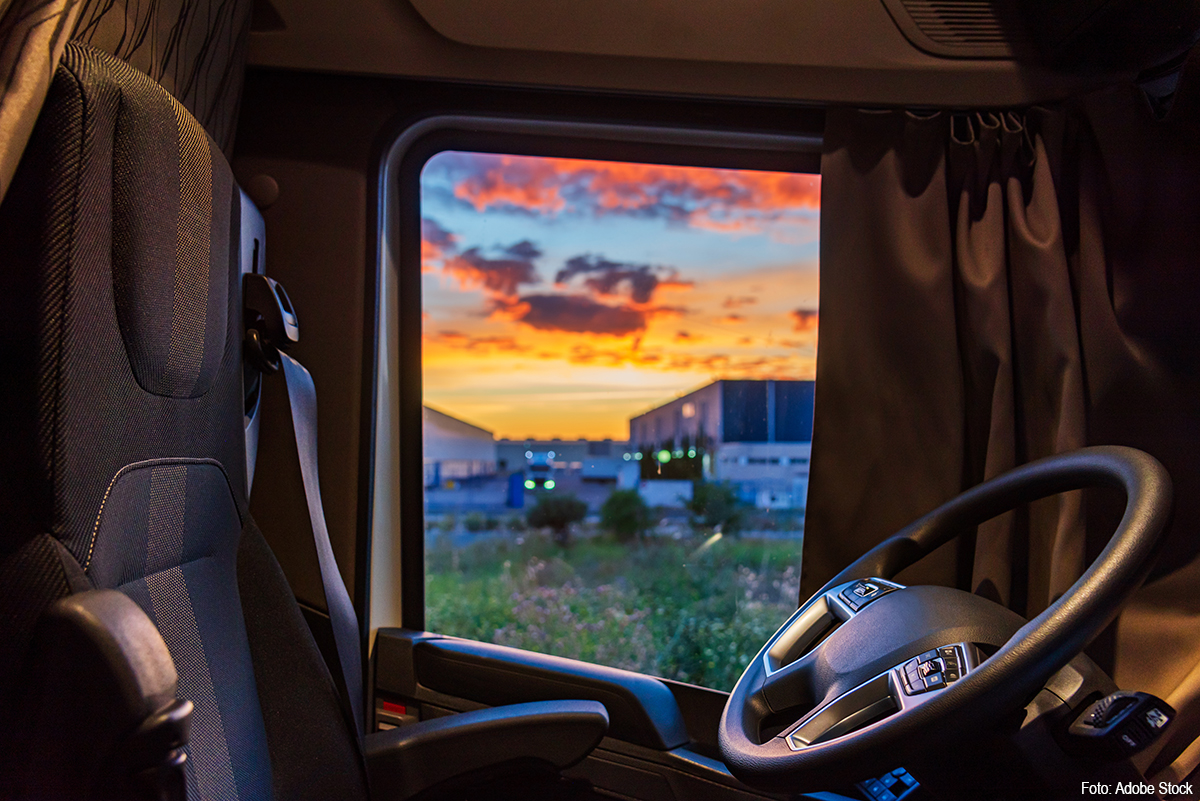 Boete voor vrachtwagenchauffeur wegens gordijnen voor zijruit deels verminderd