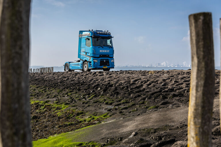 Hannewijk Transporten viert zeventigjarig bestaan met exclusieve Renault Trucks T High