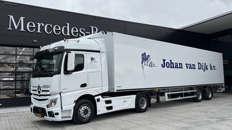 Johan van Dijk ontvangt de eerste van vijf nieuwe Mercedes Actros F en twee geïsoleerde Burgers-trailers