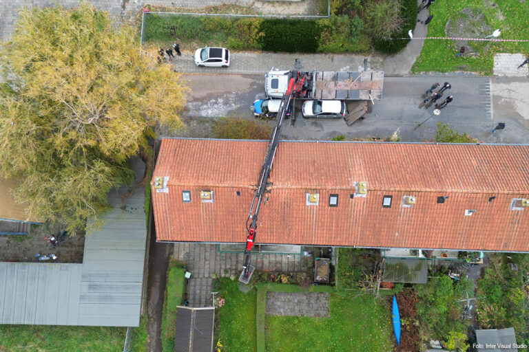 Kraan valt op woning in Krommenie: schade aan huis, auto en waterleiding [+foto’s]