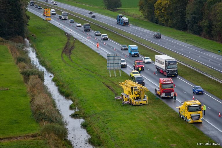 Kraan in berm geraakt langs A7