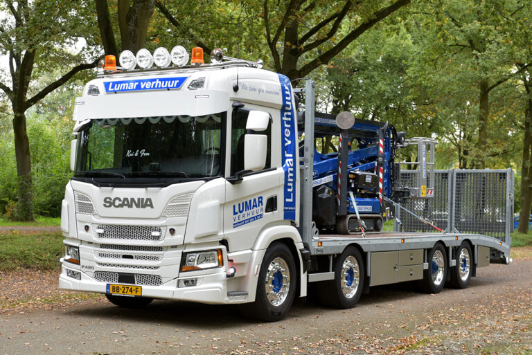 Scania P420 8×2 oprijwagen voor Lumar Verhuur