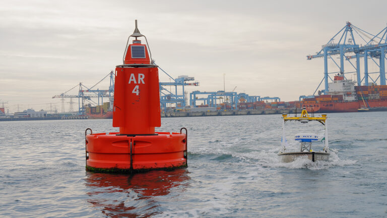 Primeur met onbemand varen op Maasvlakte 2