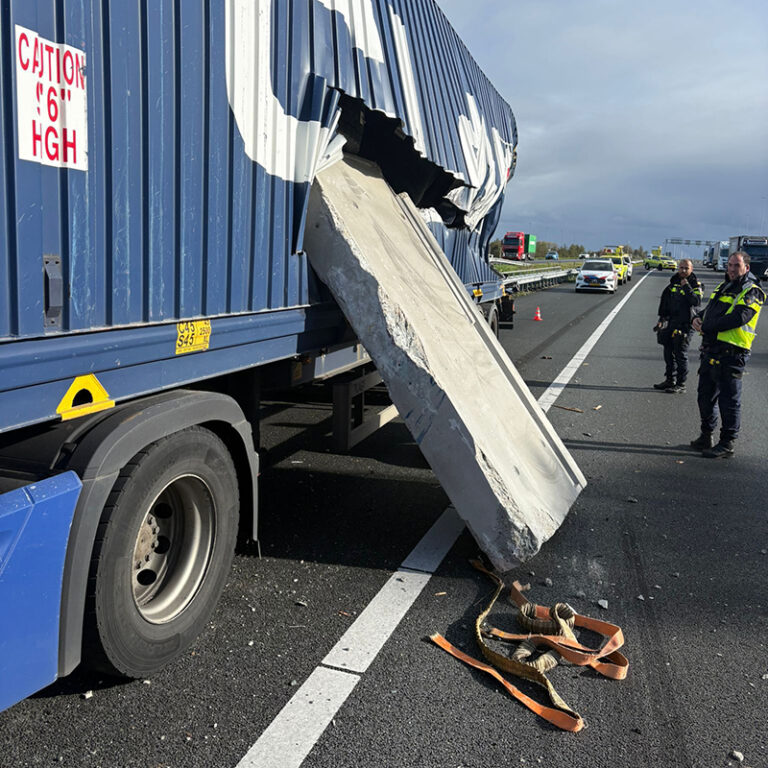 Aanrijding met twee vrachtwagens op A12 [+foto’s]